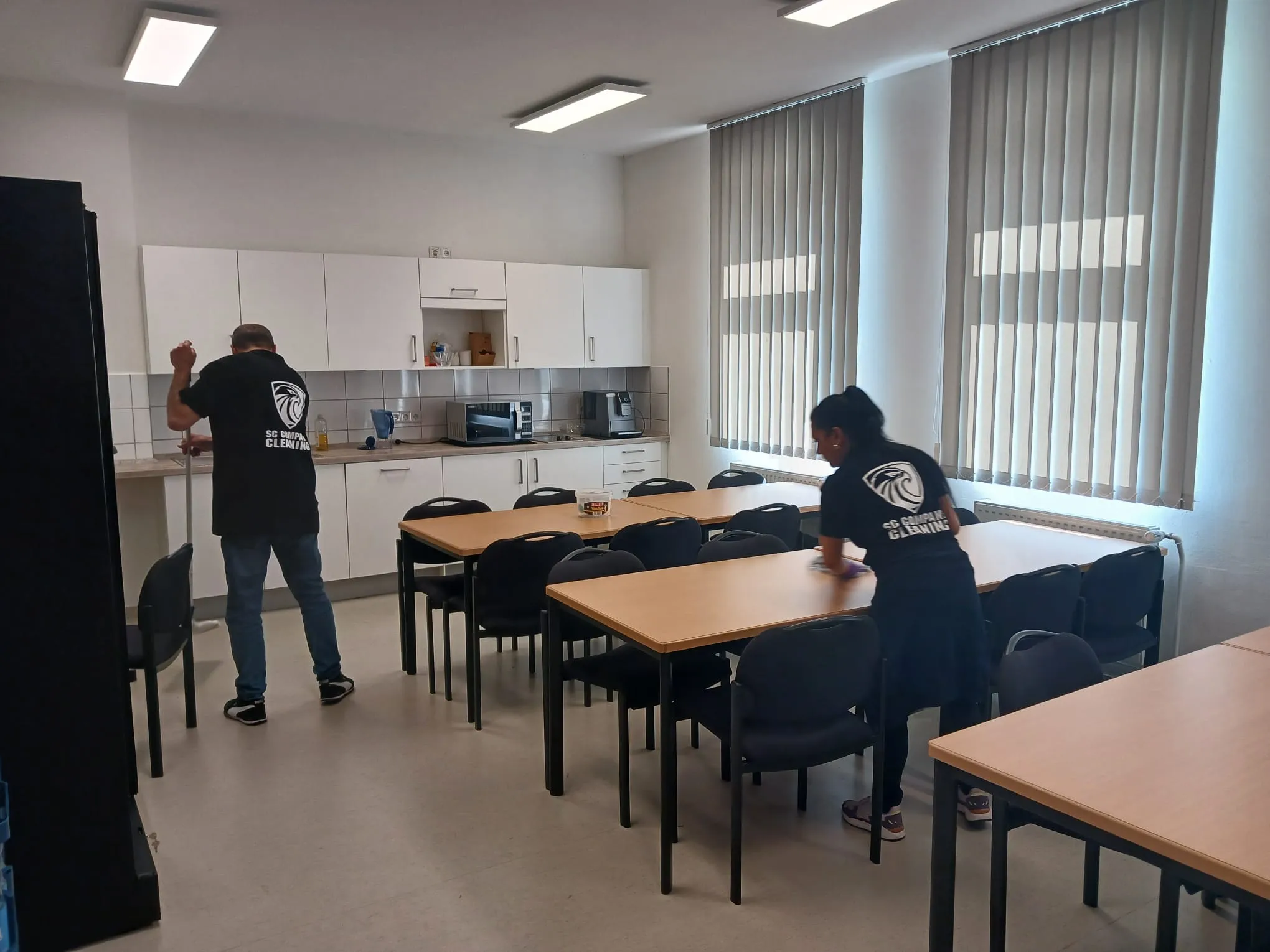 Reinigungsteam der SC Company beim Büroreinigung-Einsatz