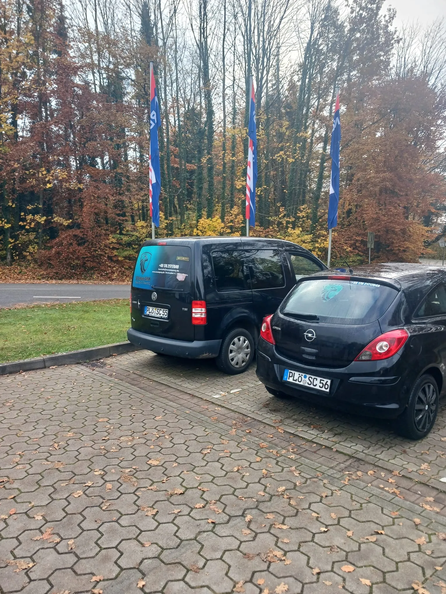 Firmenfahrzeuge der SC Company GmbH mit Fahnen am Firmensitz Preetz