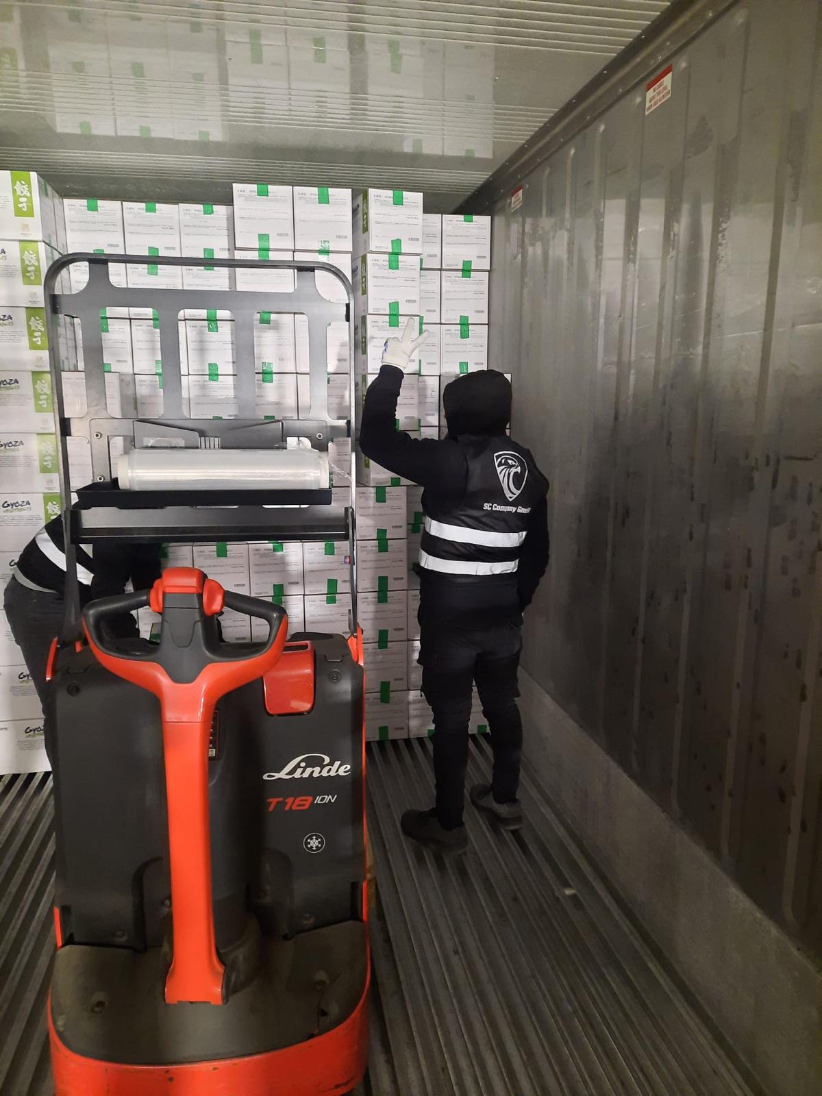 Lagerhilfskraft verräumt Pakete.